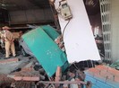 Xe 'điên' tông sập nhà, húc văng 1 người dân