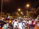 Nửa đêm, người dân vật vã vì kẹt xe trên cầu Phú Cường