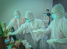 Xúc động cô gái ở khu cách ly, lập bàn thờ tạm chịu tang cha