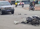 Ô tô biển xanh va chạm xe máy làm 1 cô gái nguy kịch