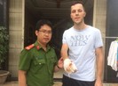 Người nước ngoài đập kính, cứu trẻ trong đám cháy