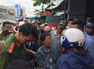 Người dân vây 1 bệnh nhân vì nghi bắt cóc