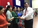 Agribank miền Trung trao 1.000 giỏ nhựa cho phụ nữ đi chợ