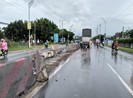 Xe tải mất lái tông bay dải phân cách bê tông