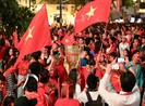 Người dân TP.HCM mang 'Cup' vô địch xuống phố ăn mừng