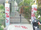 Ném mắm tôm, rải vàng mã vào nhà con nợ