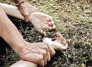 Chú ruột xâm hại cháu gái bị tâm thần