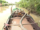 Công an nổ súng bắt sà lan trộm cát trong đêm mưa