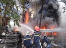Cơ sở kinh doanh vỏ xe cũ cháy dữ dội