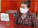 Giúp việc trộm nhẫn kim cương của chủ nhà để trả tiền đất