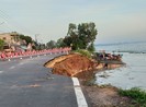 1 đoạn QL91 sụp xuống sông Hậu, khẩn cấp di dời 27 hộ dân