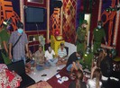 Quản lý, nhân viên quán karaoke cùng khách chơi ma túy