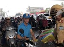 CSGT chỉ người dân cách đi xe an toàn trong mùa mưa