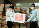 Hoa hậu Khánh Vân giản dị xuống phường tặng quà cho dân