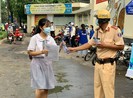 CSGT TP.HCM tặng khẩu trang cho thí sinh thi THPT
