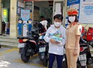 CSGT Tân Sơn Nhất tặng 20 phần quà cho bà con khó khăn
