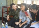 Các bên nói về việc bé 13 tuổi bị còng tay đưa về phường