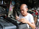 Gần 50 năm giữ nghề phục chế 'kỷ niệm' cho người Sài Gòn
