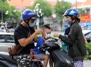 Sáng 5-8, người Sài Gòn đeo khẩu trang kín mít khi ra đường