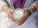 Có nên uống sữa trước khi đi ngủ?