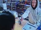 Clip cô gái tay không đánh tên cướp có súng bỏ chạy