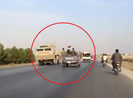 Video: Cuộc gặp 'bất đắc dĩ' giữa binh sĩ Mỹ và quân đội Syria