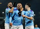 Man. City thắng khó đầu năm, Chelsea mất điểm cuối trận