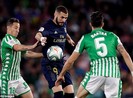 Thua sốc Betis, Real Madrid dâng ngôi đầu cho Barca