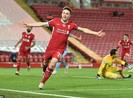 Liverpool ngược dòng kịch tính lên đỉnh Premier League