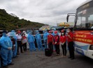 Hội chữ thập đỏ Hà Nội trao quà cho Đà Nẵng trên đèo Hải Vân