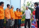 Lãnh đạo TP.HCM chúc tết, lì xì công nhân rác Đa Phước