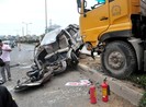 Xe tải tông nát xe khách, 12 người trọng thương