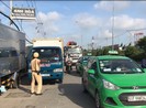 Xe xếp hàng chờ đăng kiểm khiến kẹt xe kéo dài