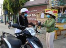 Nghỉ học kéo dài, giáo viên bán trái cây kiếm thêm thu nhập