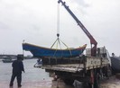 Cẩu thuyền lên bờ tránh bão số 4