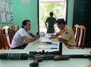 Người trên xe bảy chỗ chĩa súng sang ô tô khách