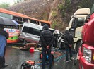 Tai nạn liên hoàn: Ô tô 16 chỗ bẹp dúm, 7 người thương vong