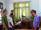 Cầm chày dọa đánh vợ, chồng bị bắt tạm giam