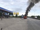 Xe đầu kéo cháy dữ dội gần cây xăng