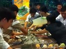 Người Việt tranh ăn, đại sứ quán cúi đầu xin lỗi