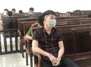 Giật điện thoại của phụ nữ gắn cạnh gương chiếu hậu xe máy