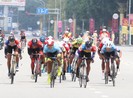 Tuấn Kiệt đánh bại Lê Nguyệt Minh, dẫn đầu giải áo trắng