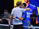 Zverev bị tố lạm dụng, Djokovic bênh vực 'bại tướng'