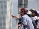 Người Đà Nẵng lên cầu Thuận Phước ngắm tàu sân bay Mỹ