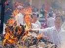 Đốt vàng mã tràn lan, lãng phí và tiềm ẩn nhiều nguy cơ