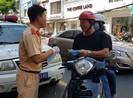 Video: CSGT TP.HCM phát khẩu trang miễn phí cho người dân