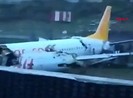Video: Máy bay chở 177 hành khách gãy đôi khi hạ cánh