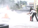 Tập huấn chủ nhà trọ ôm bình chữa cháy dập lửa