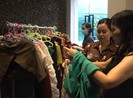 Nhã Phương và các nghệ sĩ bán quần áo ủng hộ miền Trung