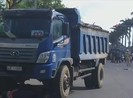 Video: Đang dừng đèn đỏ, người phụ nữ bị xe cán tử vong